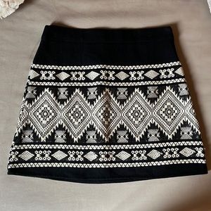 En Creme Black Tribal Pattern Skirt in size Large